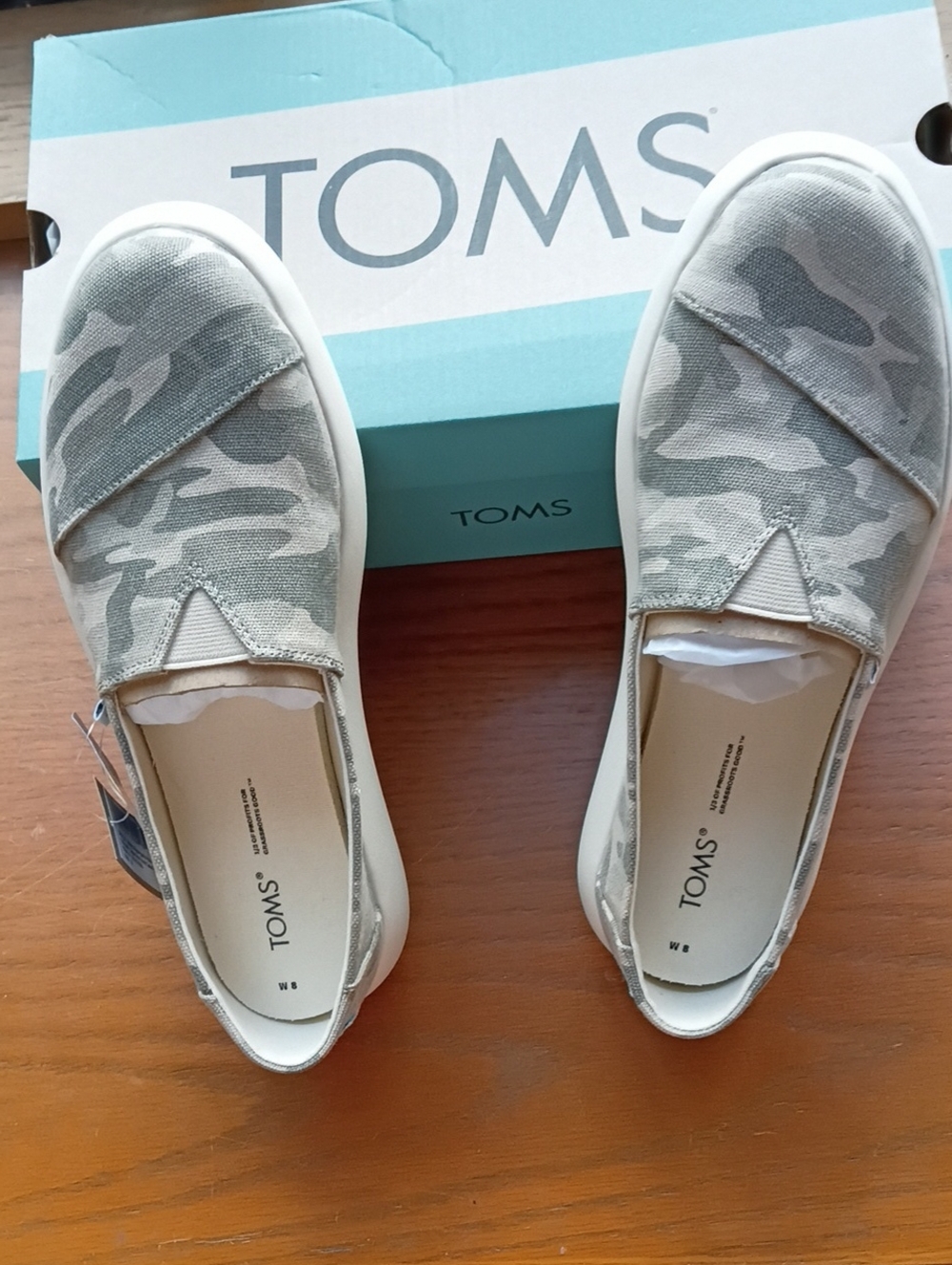 TOMS Women's Slip-On Camouflage Canvas Shoes in Light Gray and Cream, Sz 8, NEW!